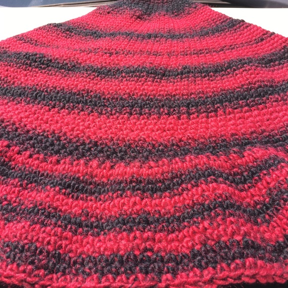 HANDMADE Crocheted Round Red/black Throw - Picture 2 of 10
